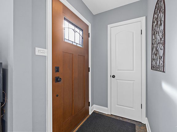 3rd image of 1221 E Illinois St