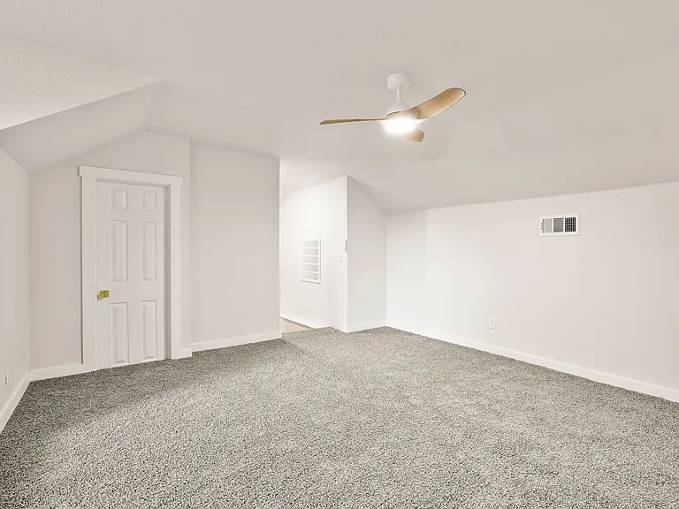 431 E Hull St — Photo 41