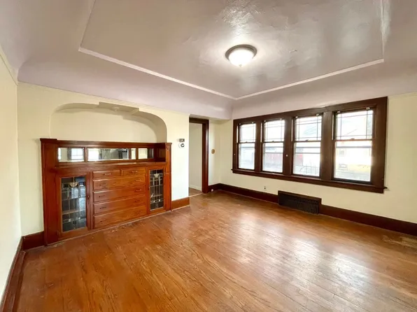 2577 N 52nd St, Milwaukee, WI 53210