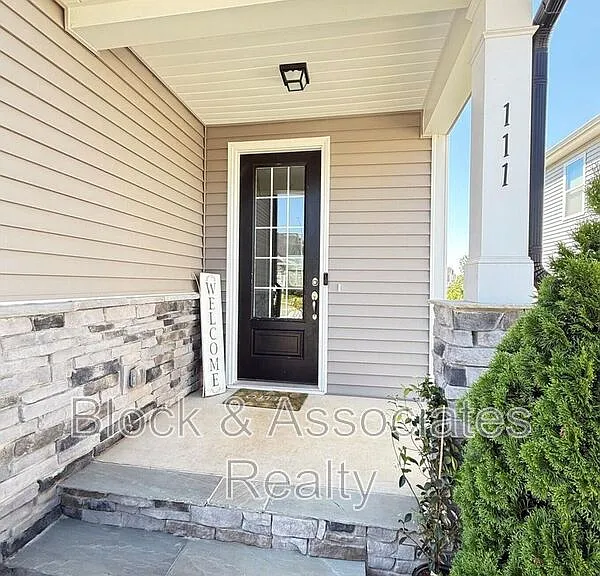 111 Umbrella Way — Photo 2