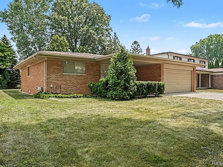 35656 Saxony Dr — Photo 4