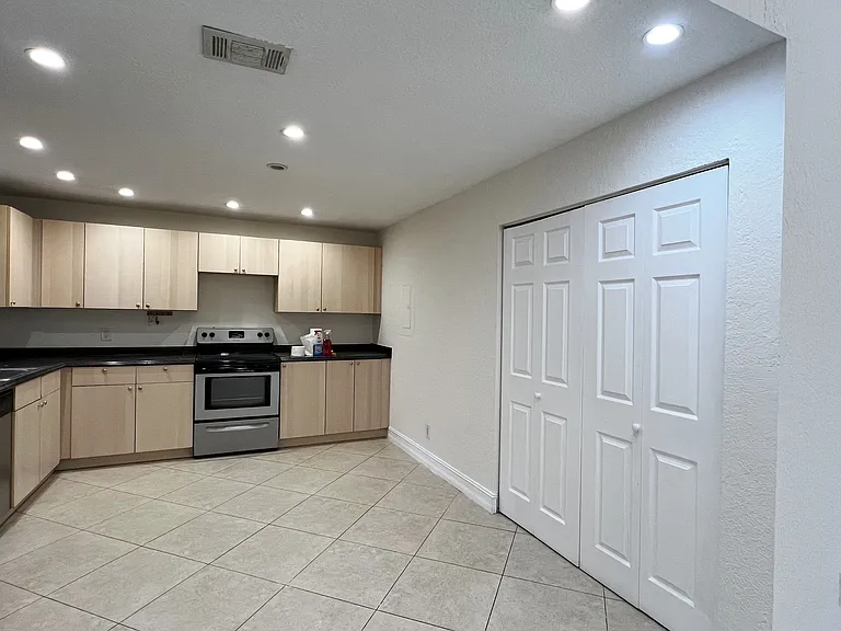 9617 Riverside Dr #6 — Photo 19
