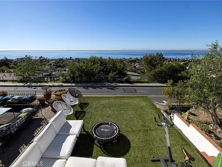 1082 Temple Hills Dr — Photo 32