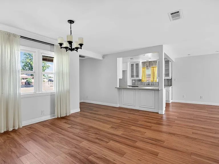8007 Louise Ave — Photo 15
