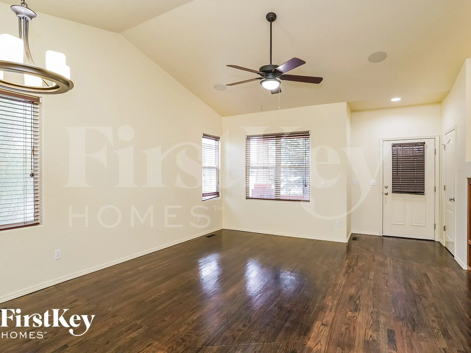 3 bed, 2.0 bath, 2641 sqft, $3,025 — Photo 4