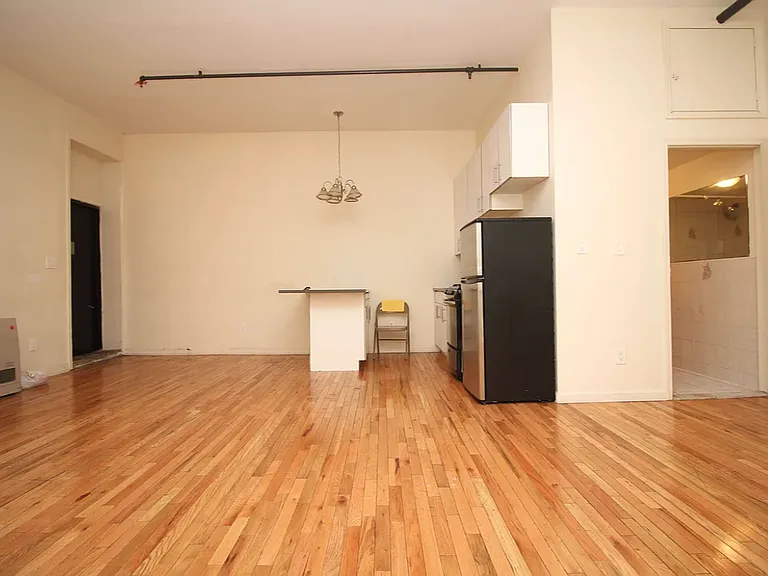 1672 Gates Ave #1A — Photo 2
