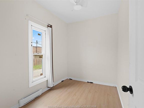 5th image of 939 Wyandotte St E