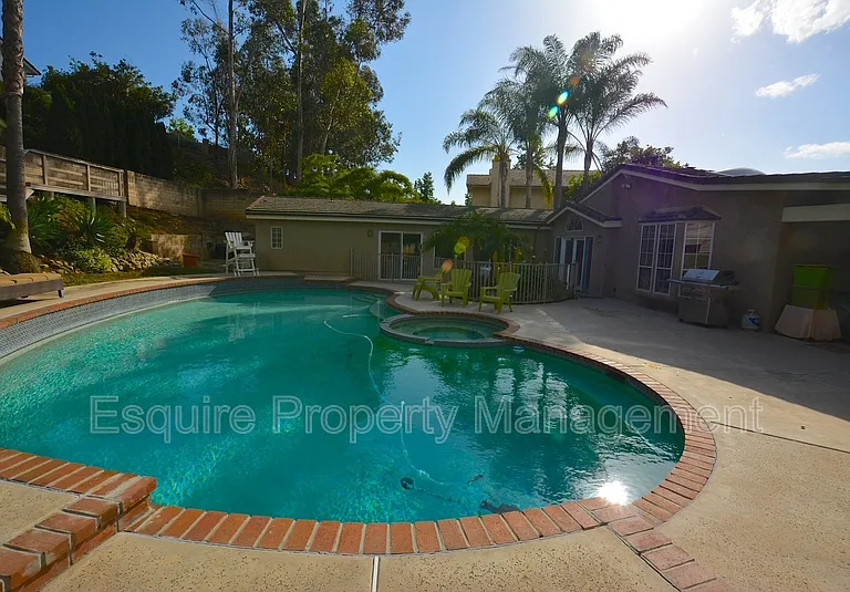 3104 Charlotte St — Photo 23