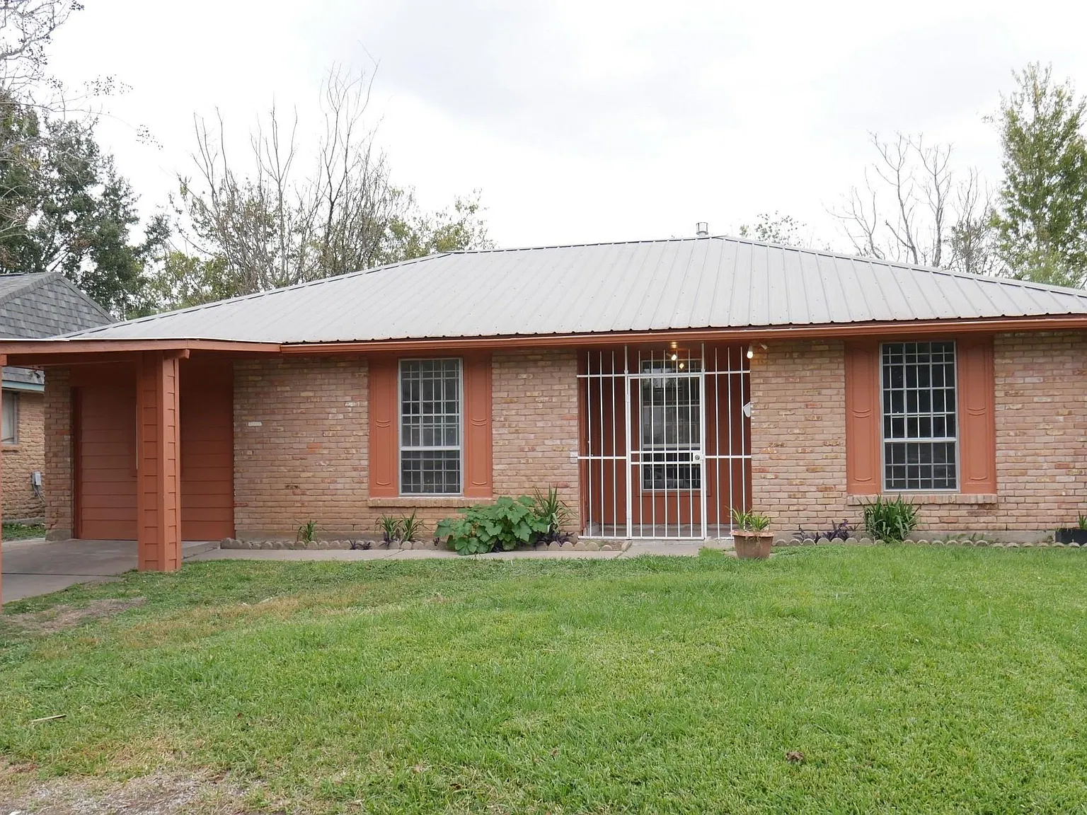 3 bed, 1.5 bath, 1322 sqft, $1,600 — Photo 1