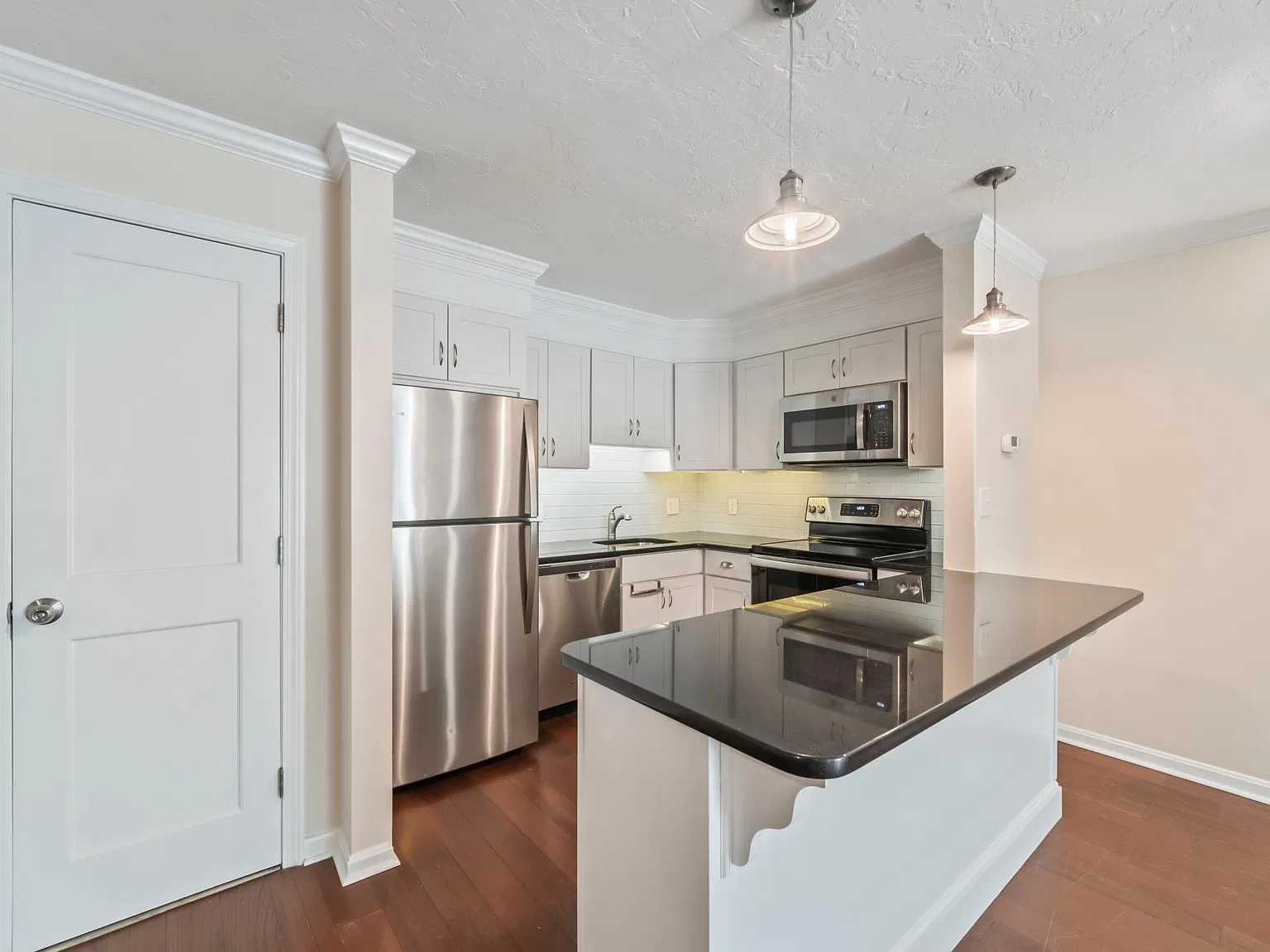 2 bed, 2.5 bath, 1550 sqft, $3,100 — Photo 3