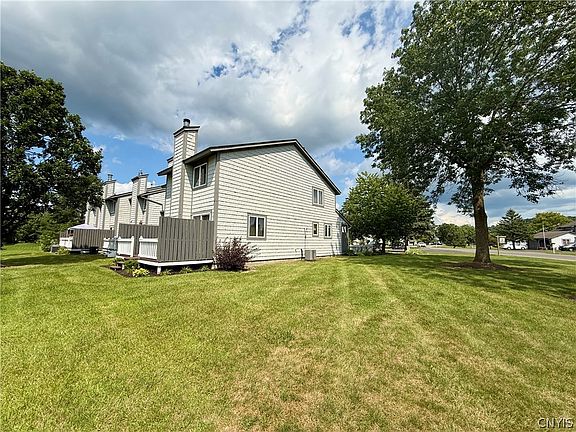 4th image of 376 Summerhaven Dr N