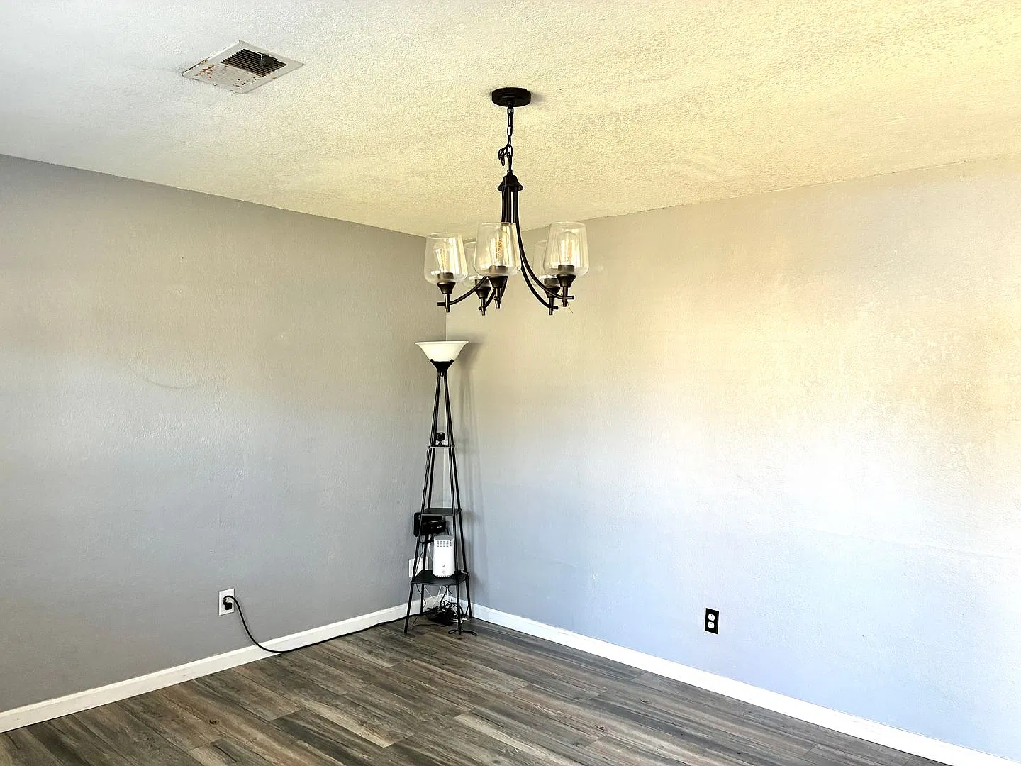 Charming Single Family Ranch for Rent! — Photo 2