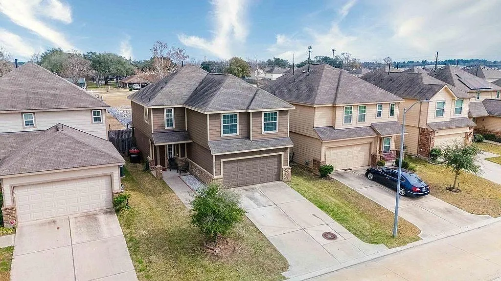 4 bed, 2.5 bath, 2026 sqft, $2,295 — Photo 2