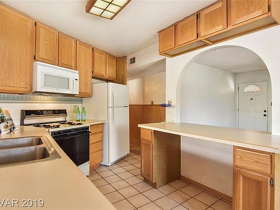 Kitchen with breakfast bar