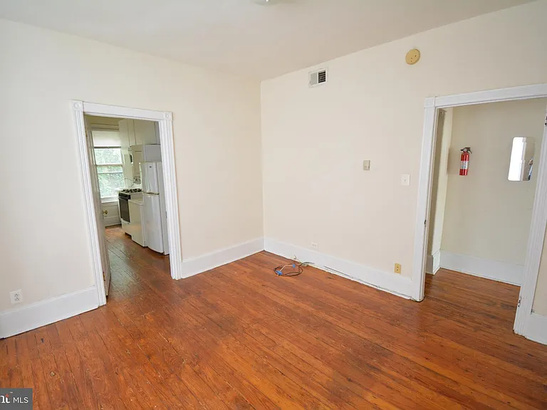 444 W Queen Ln #2 — Photo 5