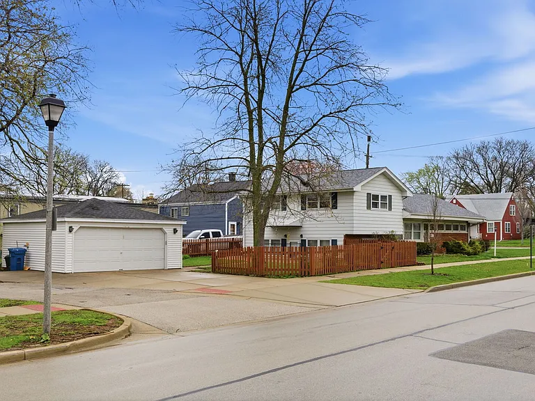 155 E Madison St — Photo 3