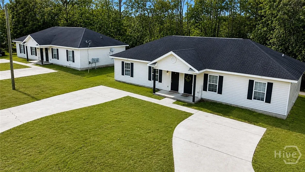 2 bed, 1.0 bath, 748 sqft, $1,300 — Photo 2
