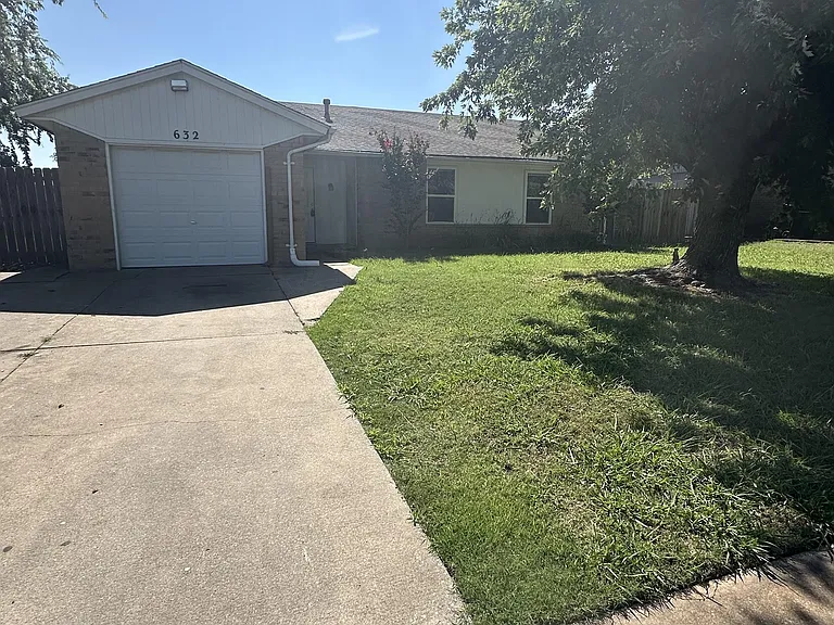 632 N Ramblin Oaks Dr — Photo 2