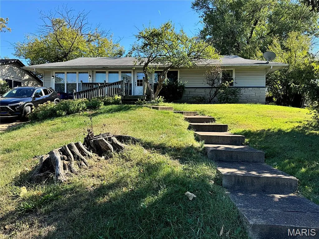740 Montego Dr photo 1