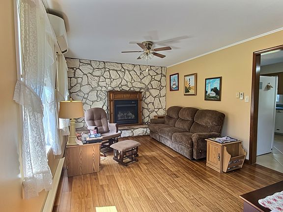 3rd image of 75 Sunny Ln