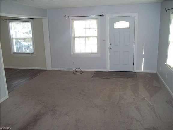 2nd image of 1576 Redwood Ave