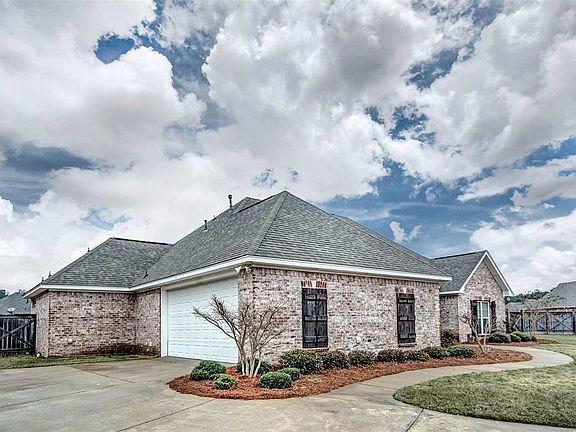 3rd image of 904 Belle Oak Cv