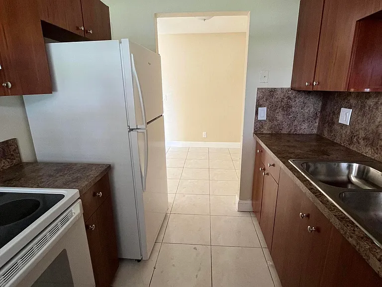 1045 Miami Blvd — Photo 11