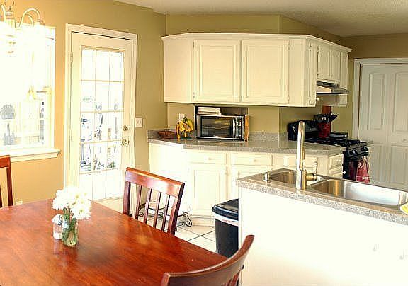 Kitchen and Breakfast Area