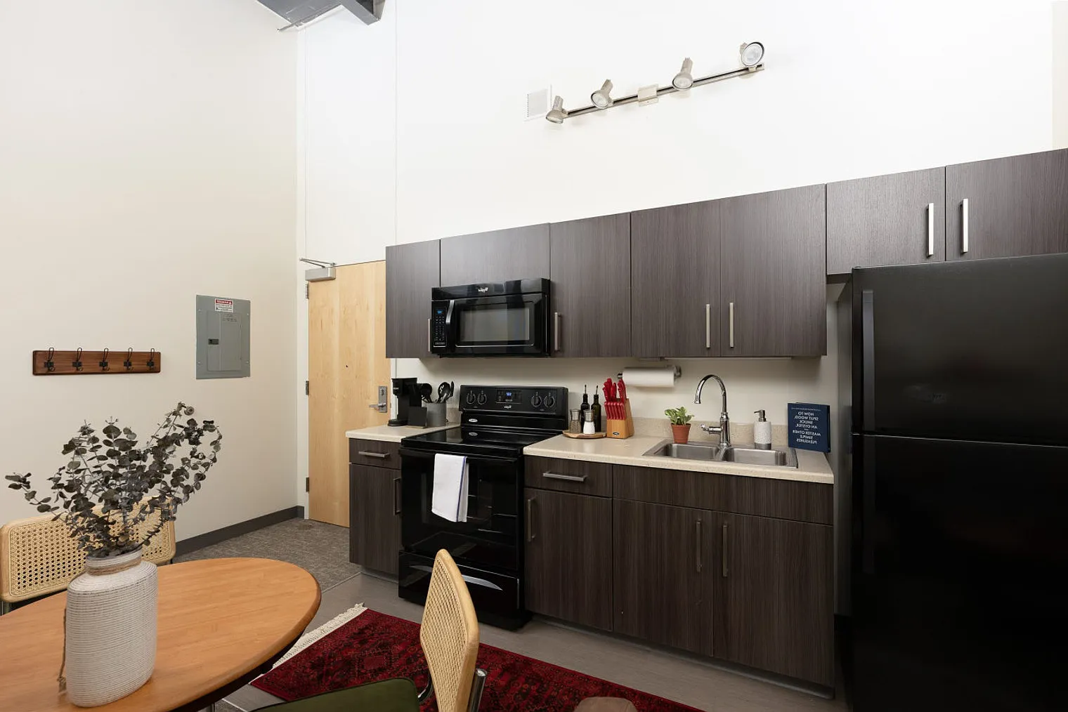 2 bed, 1.0 bath, 731 sqft, $2,909 — Photo 3