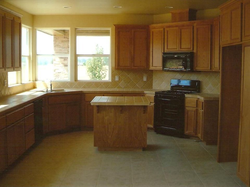 2nd image of 411 Grove St