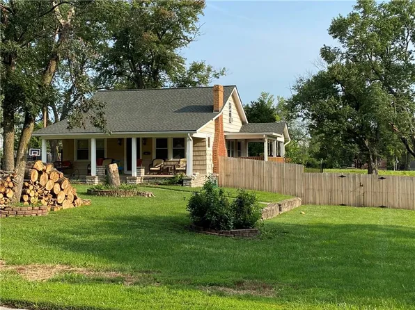 6812 W 82nd St, Overland Park, KS 66204
