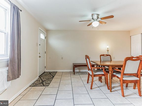 3rd image of 10724 Gifford Ave