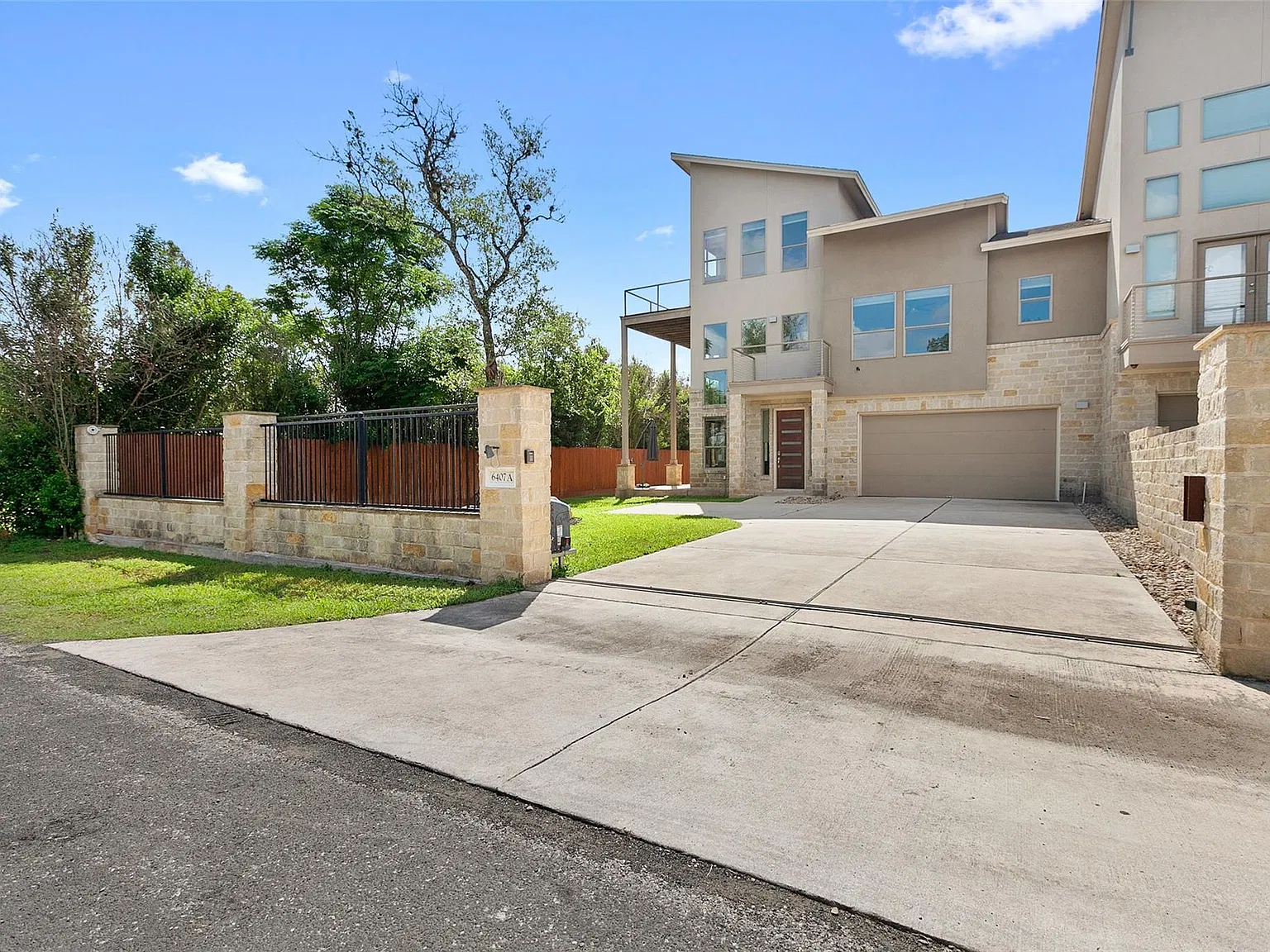 3 bed, 4.0 bath, 2200 sqft, $3,100 — Photo 3