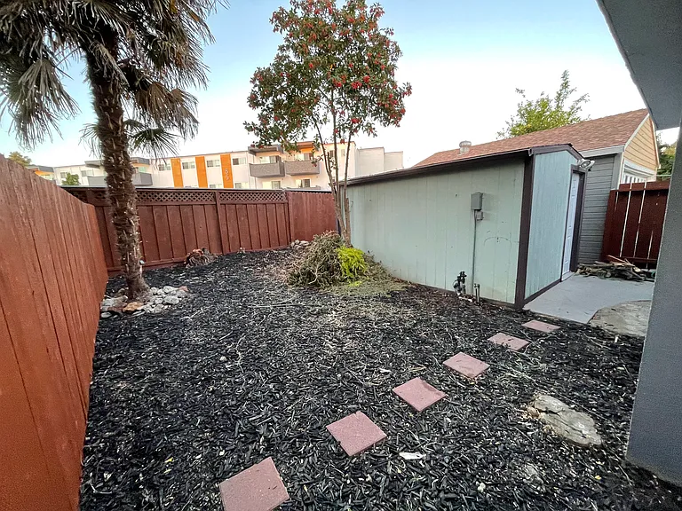 2224 Estabrook Cir #B — Photo 7