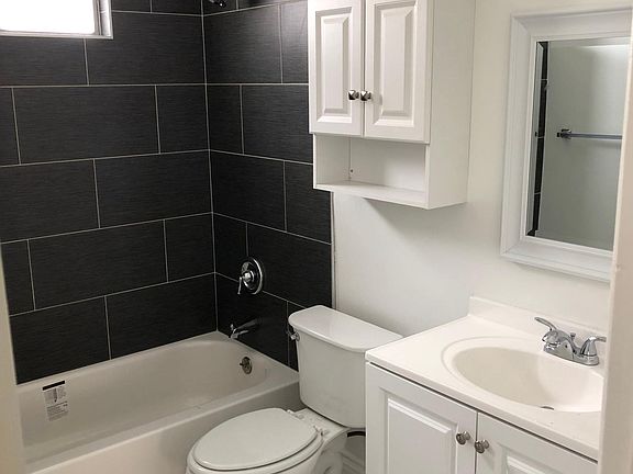 5th image of 946 Larch St APT 3