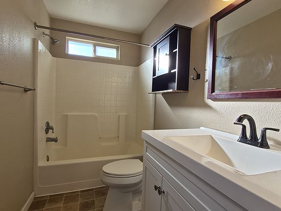 3rd image of 923 Ranchview Cir