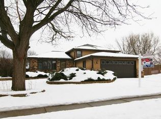 909 Gerald Ave, South Elgin, IL 60177