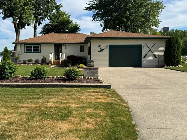 3138 Ponemah Dr, Fenton, MI 48430