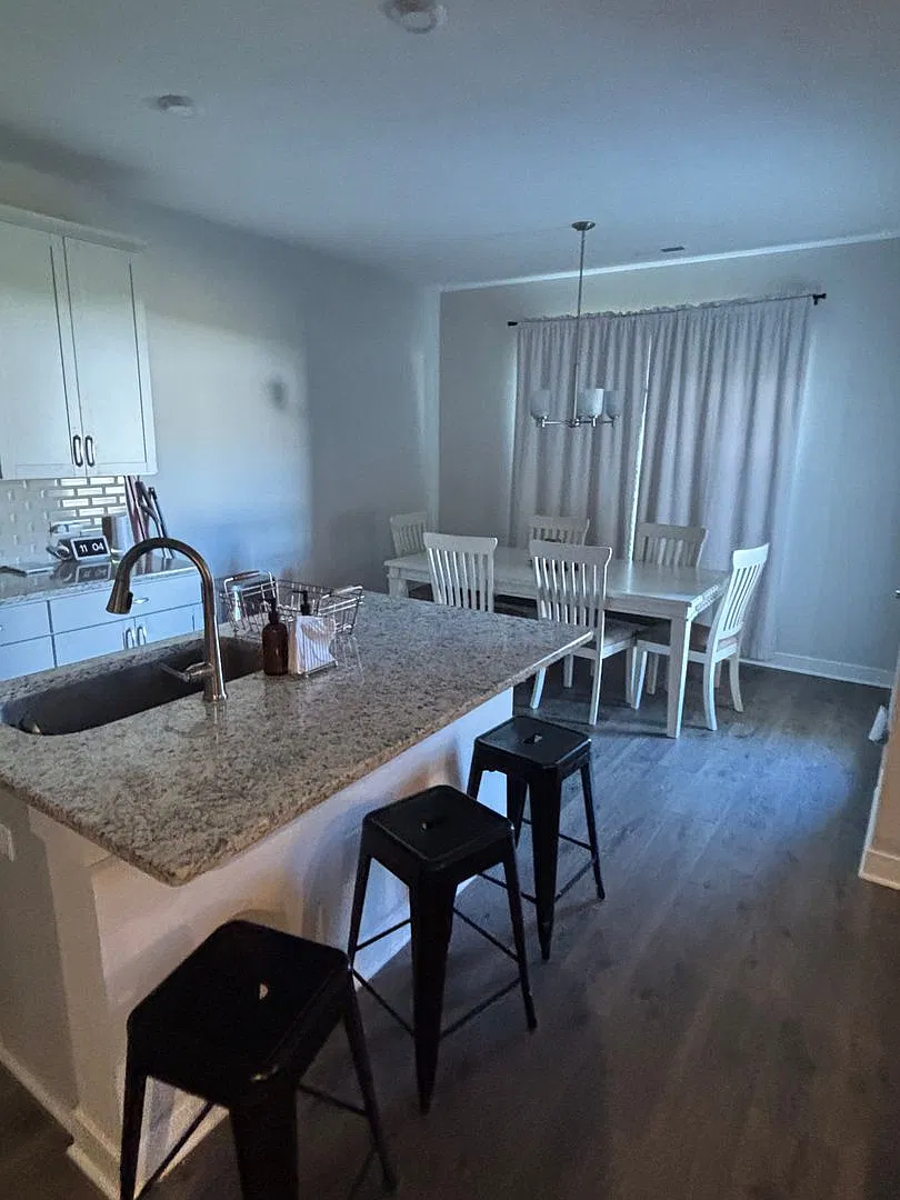3 bed 2 bath Large Yard — Photo 2