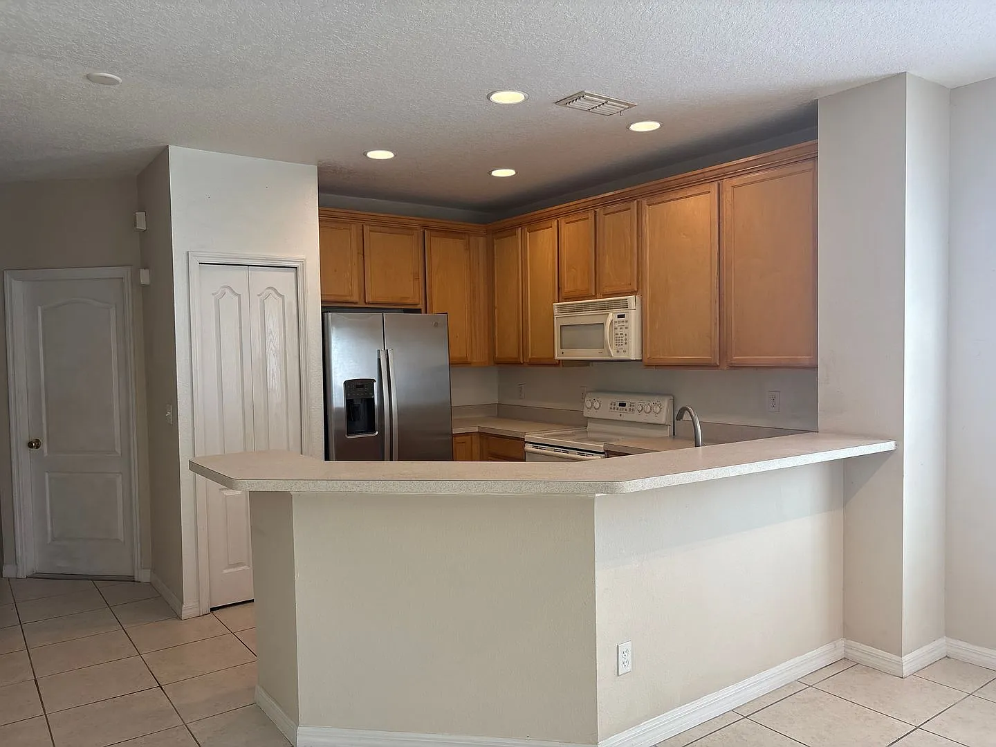 3 bed 2.5 bath Townhome - Gated Community — Photo 4