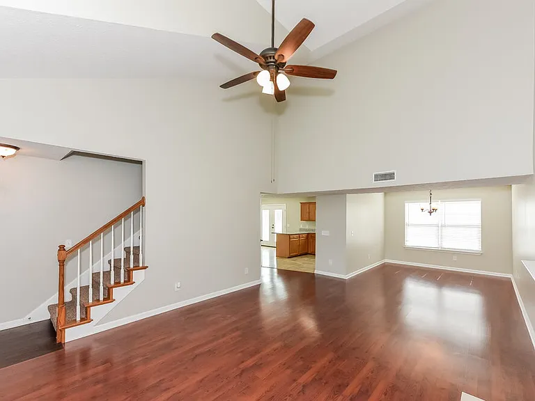 1910 Lawndale Dr — Photo 5