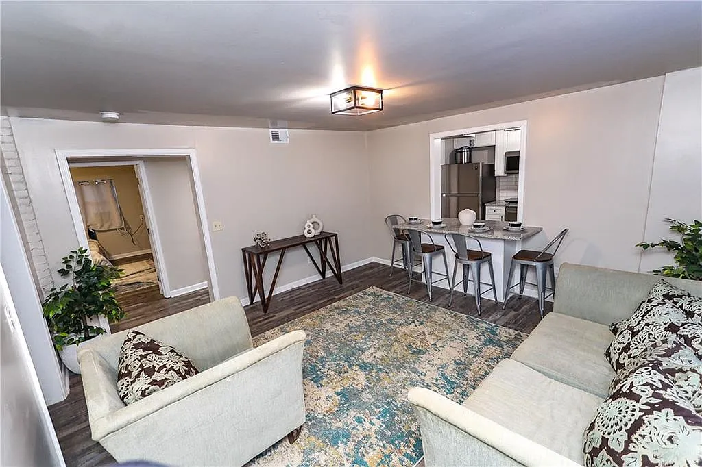 3 bed, 2.0 bath, 1800 sqft, $1,800 — Photo 2