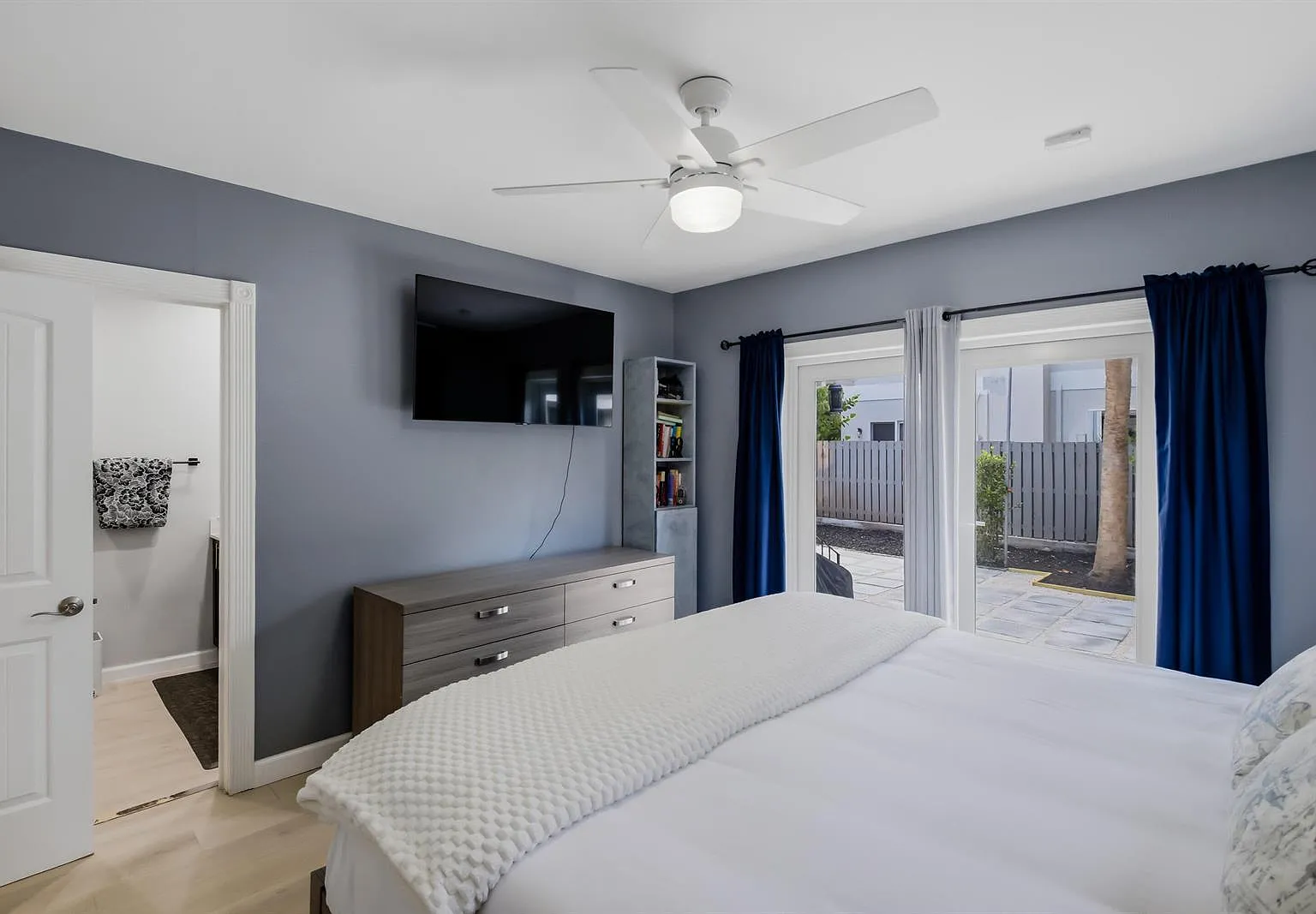 2 bed, 2.0 bath, 1271 sqft, $4,300 — Photo 4
