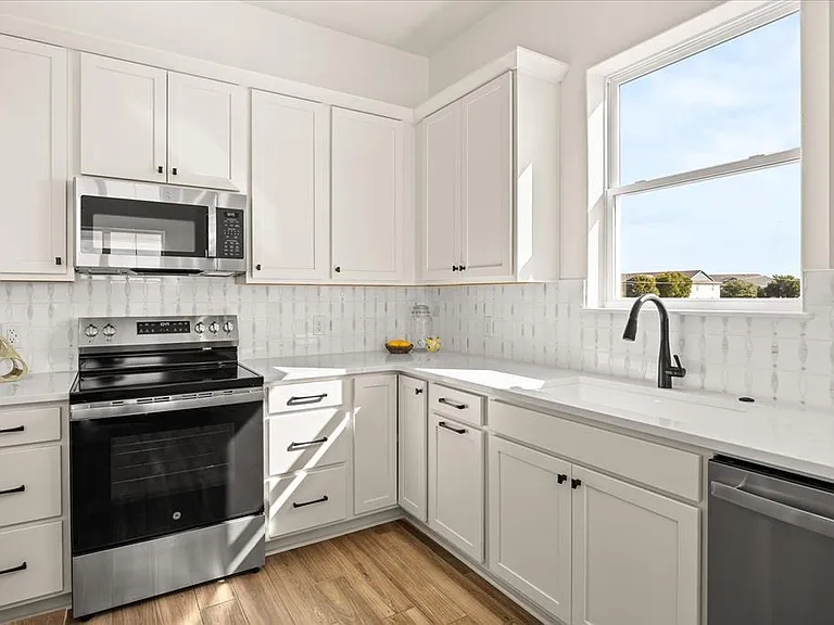 802 S Creek St #108 — Photo 7