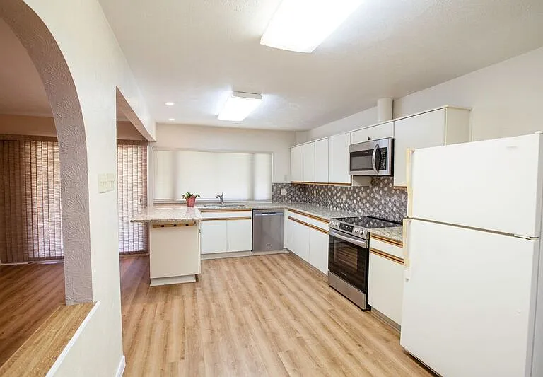 921 Mossvine Dr — Photo 15