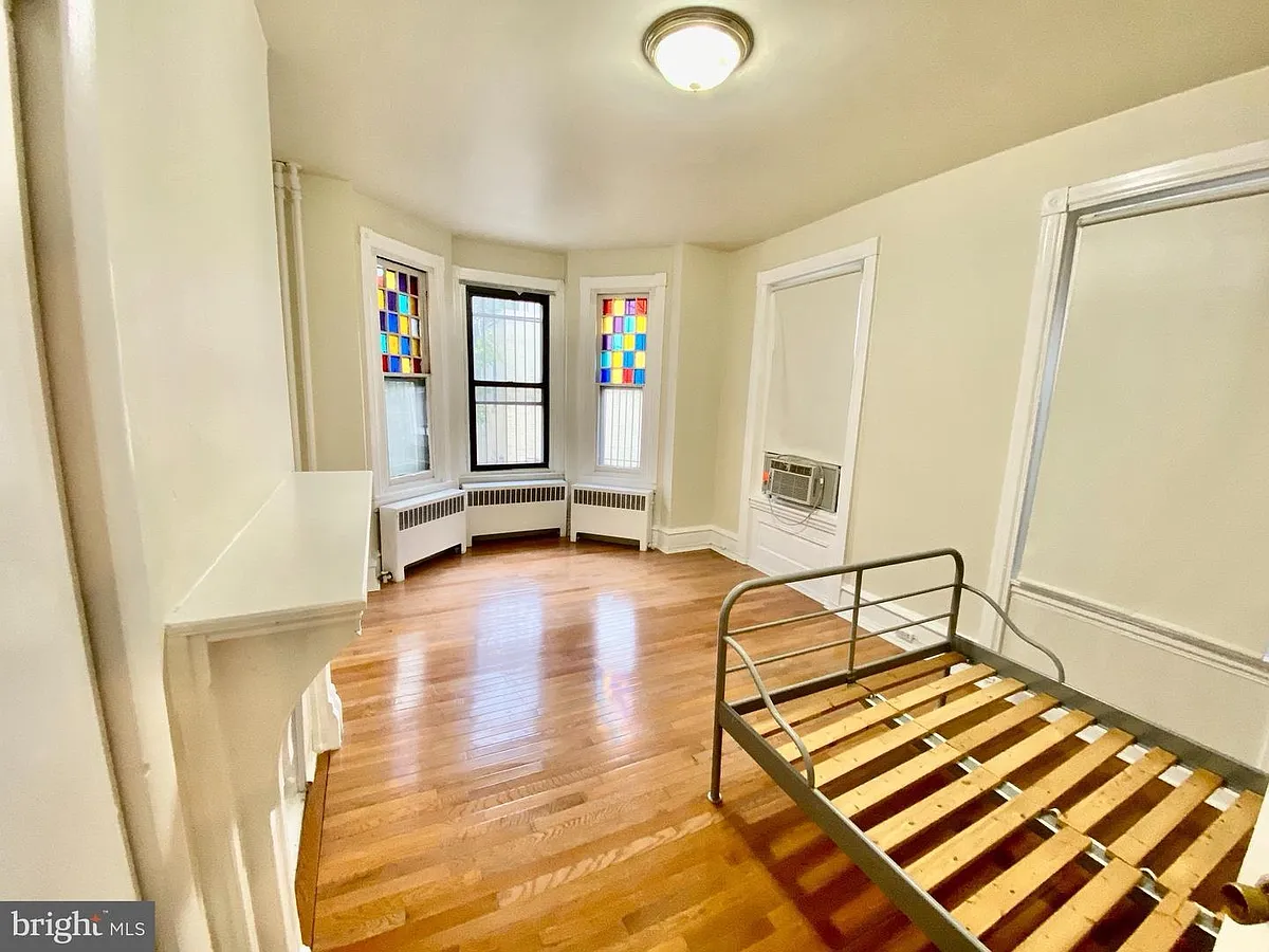 Building Photo - 4122 Chester Ave #2