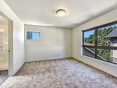 4718 8th Ave NE — Photo 5