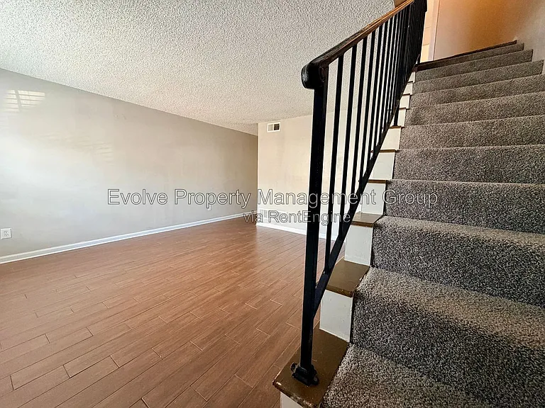 684 Hobbs Dr #O — Photo 2