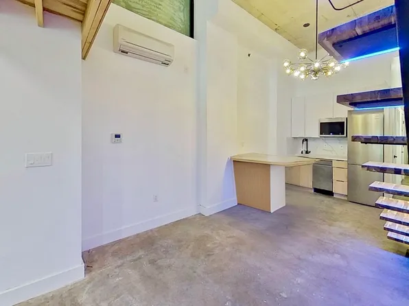 27 Montrose Avenue image 22 of 30