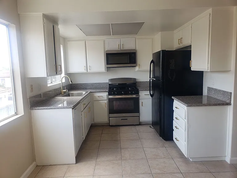 322-330 w 9th St — Photo 25